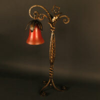 VICTOR ESPÉRANDIEU, GRANDE LAMPE FERRONNERIE D'ART ET PÂTE DE VERRE ROUGE TANGO – Image 3