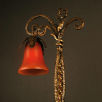 VICTOR ESPÉRANDIEU, GRANDE LAMPE FERRONNERIE D'ART ET PÂTE DE VERRE ROUGE TANGO – Image 4