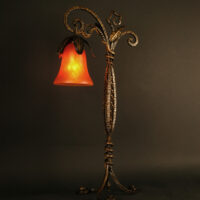 VICTOR ESPÉRANDIEU, GRANDE LAMPE FERRONNERIE D'ART ET PÂTE DE VERRE ROUGE TANGO