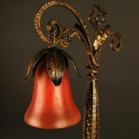 VICTOR ESPÉRANDIEU, GRANDE LAMPE FERRONNERIE D'ART ET PÂTE DE VERRE ROUGE TANGO – Image 7