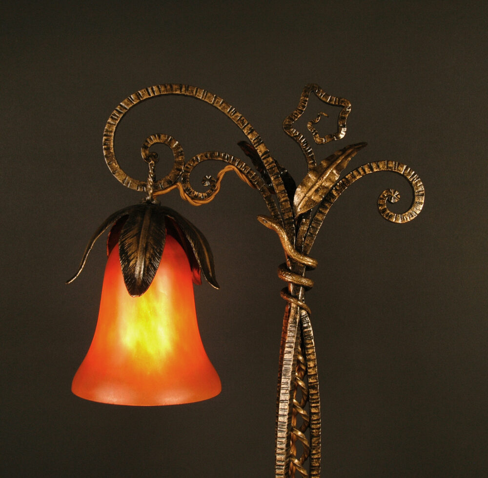 VICTOR ESPÉRANDIEU, GRANDE LAMPE FERRONNERIE D'ART ET PÂTE DE VERRE ROUGE TANGO – Image 8