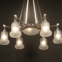 LUSTRE ART DÉCO LÉON BONVOISIN BRONZE ARGETÉ ET VERRE MOULÉ-PRESSÉ – Image 2