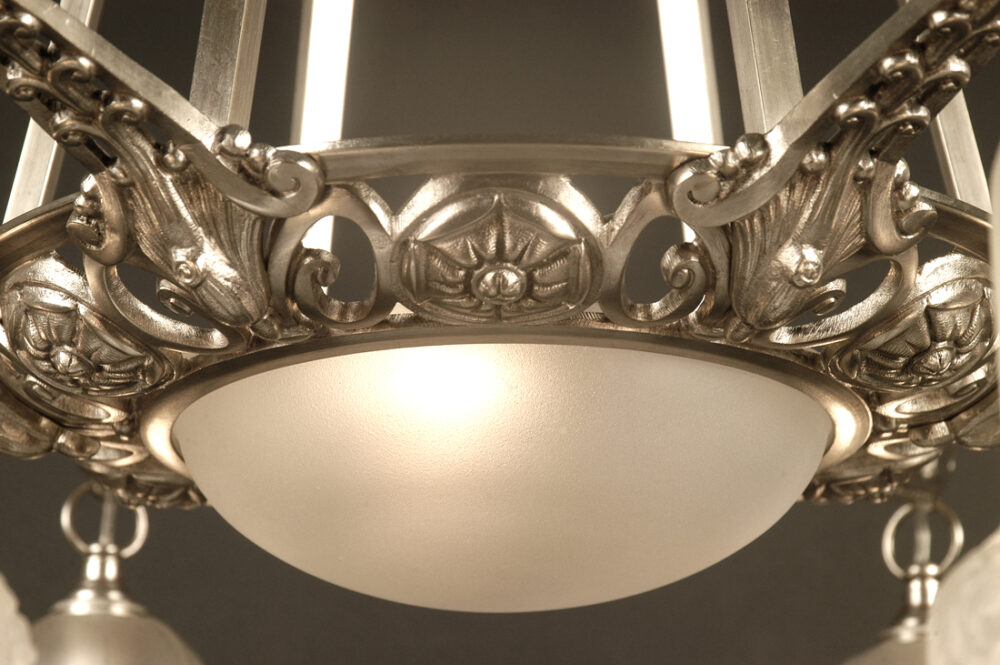 LUSTRE ART DÉCO LÉON BONVOISIN BRONZE ARGETÉ ET VERRE MOULÉ-PRESSÉ – Image 9