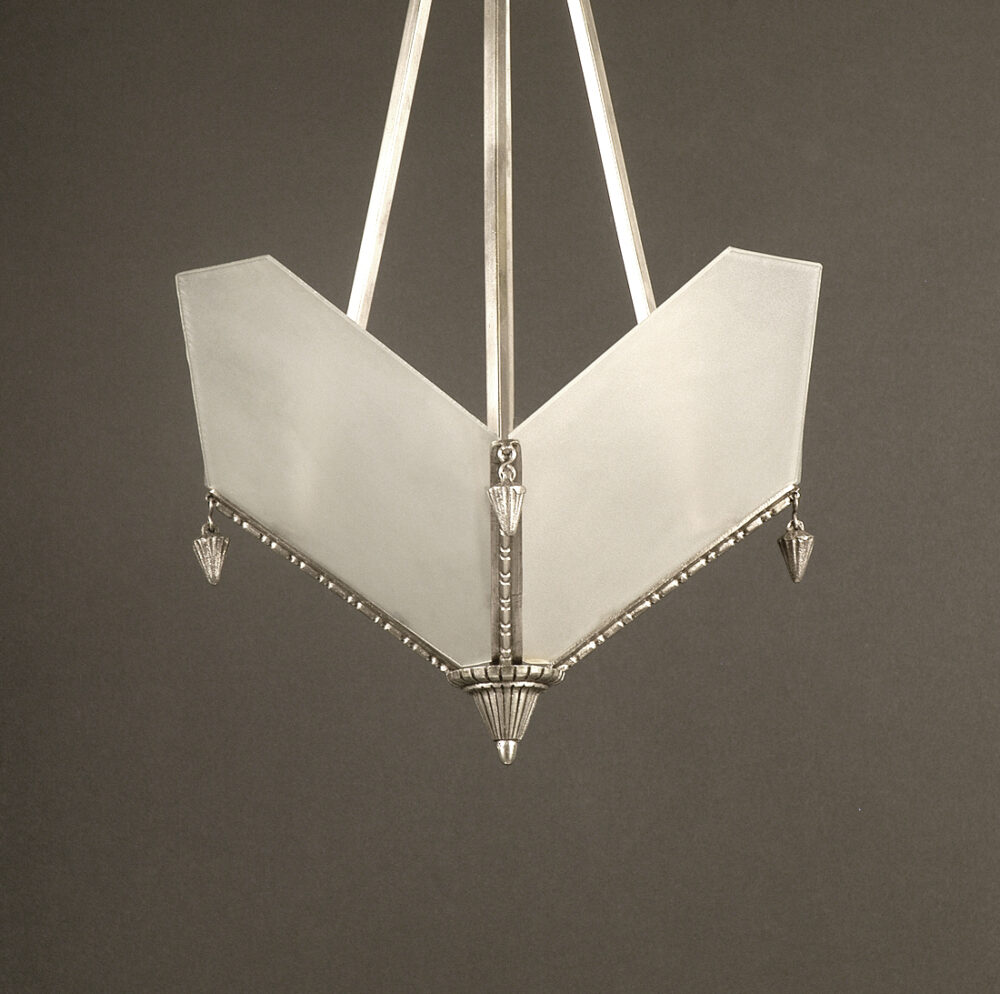 ÉMILE DOUILLET : SUSPENSION ART DÉCO BRONZE ARGENTÉ ET VERRE DÉPOLI BLANC – Image 2