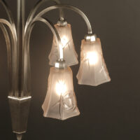LUSTRE ART DÉCO CHARLES BOULANGER-DEGUÉ BRONZE ARGENTÉ ET VERRE MOULÉ-PRESSÉ – Image 3