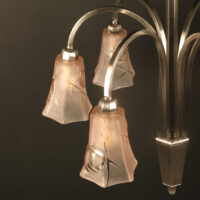 LUSTRE ART DÉCO CHARLES BOULANGER-DEGUÉ BRONZE ARGENTÉ ET VERRE MOULÉ-PRESSÉ – Image 6