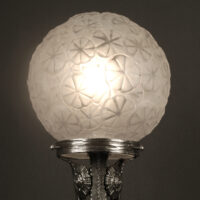 MAYNADIER : LAMPE DE TABLE FERRONNERIE D'ART ET VERRE MOULÉ-PRESSÉ BLANC – Image 3
