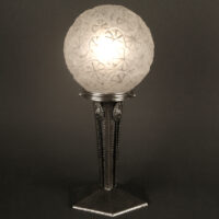 MAYNADIER : LAMPE DE TABLE FERRONNERIE D'ART ET VERRE MOULÉ-PRESSÉ BLANC