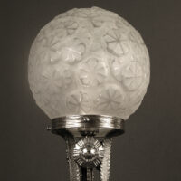 MAYNADIER : LAMPE DE TABLE FERRONNERIE D'ART ET VERRE MOULÉ-PRESSÉ BLANC – Image 4