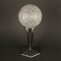 MAYNADIER : LAMPE DE TABLE FERRONNERIE D'ART ET VERRE MOULÉ-PRESSÉ BLANC – Image 7