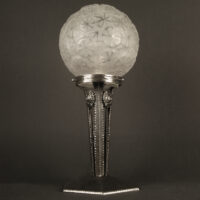 MAYNADIER : LAMPE DE TABLE FERRONNERIE D'ART ET VERRE MOULÉ-PRESSÉ BLANC – Image 8