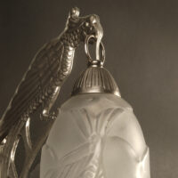 GRANDE APPLIQUE ART DÉCO PERRUCHE EN BRONZE ARGENTÉ ET VERRE MOULÉ-PRESSÉ – Image 12