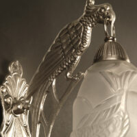GRANDE APPLIQUE ART DÉCO PERRUCHE EN BRONZE ARGENTÉ ET VERRE MOULÉ-PRESSÉ – Image 5