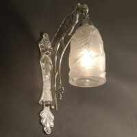 GRANDE APPLIQUE ART DÉCO PERRUCHE EN BRONZE ARGENTÉ ET VERRE MOULÉ-PRESSÉ – Image 6