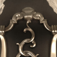 PAIRE D'APPLIQUES DOUBLE FEUX ART DECO BRONZE ARGENTÉ ET VERRE MOULÉ-PRESSÉ ETS. GAUTHIER – Image 11