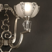 PAIRE D'APPLIQUES DOUBLE FEUX ART DECO BRONZE ARGENTÉ ET VERRE MOULÉ-PRESSÉ ETS. GAUTHIER – Image 5