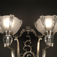 PAIRE D'APPLIQUES DOUBLE FEUX ART DECO BRONZE ARGENTÉ ET VERRE MOULÉ-PRESSÉ ETS. GAUTHIER – Image 9