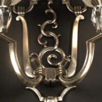 PAIRE D'APPLIQUES DOUBLE FEUX ART DECO BRONZE ARGENTÉ ET VERRE MOULÉ-PRESSÉ ETS. GAUTHIER – Image 10