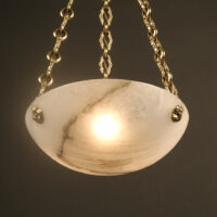 LUCIEN ALLIOT : PAIRE DE SUSPENSIONS BRONZE ET ALBÂTRE BLANC VEINÉ GRIS – Image 4