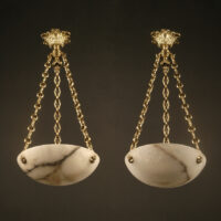 LUCIEN ALLIOT : PAIRE DE SUSPENSIONS BRONZE ET ALBÂTRE BLANC VEINÉ GRIS – Image 6