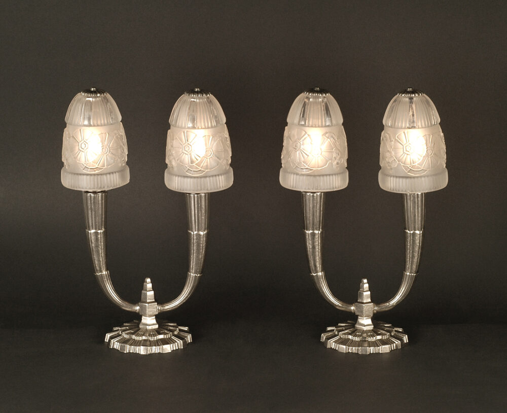 HETTIER & VINCENT / DES HANOTS : PAIRE DE LAMPES ART DÉCO DOUBLE FEUX BRONZE NICKEL-ARGENT
