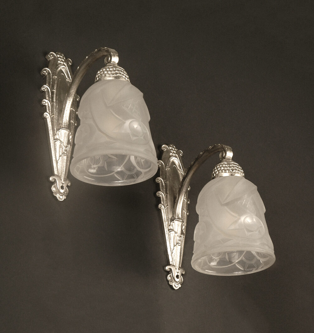 PAIRE D'APPLIQUES ART DÉCO M. HUDRY/DEGUÉ BRONZE ARGENTÉ ET VERRE MOULÉ-PRESSÉ – Image 2
