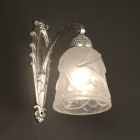 PAIRE D'APPLIQUES ART DÉCO M. HUDRY/DEGUÉ BRONZE ARGENTÉ ET VERRE MOULÉ-PRESSÉ – Image 3