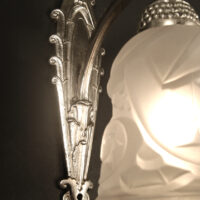 PAIRE D'APPLIQUES ART DÉCO M. HUDRY/DEGUÉ BRONZE ARGENTÉ ET VERRE MOULÉ-PRESSÉ – Image 7