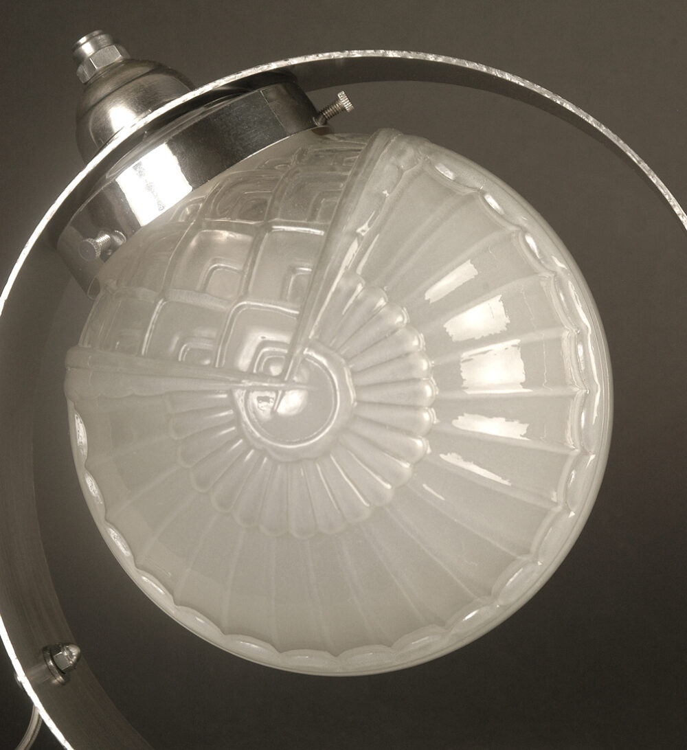 E. DOMAINE/VAL-SAINT-LAMBERT : LAMPE ART DÉCO BRONZE ARGENTÉ ET VERRE MOULÉ-PRESSÉ – Image 4