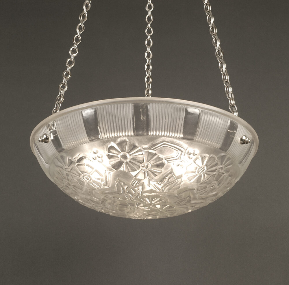 HETTIER &VINCENT/VERRERIE DES HANOTS : SUSPENSION ART DÉCO BRONZE ARGENTÉ ET VERRE MOULÉ-PRESSÉ – Image 2