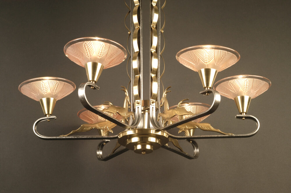 GRAND LUSTRE ART DÉCO DESVIGNES BRONZE, LAITON, FER FORGÉ ET VERRE MOULÉ-PRESSÉ – Image 2