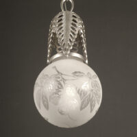 ETS. CHARLES BOULANGER : SUSPENSION GLOBE ART DÉCO BRONZE ARGENTÉ ET VERRE GRAVÉ – Image 2