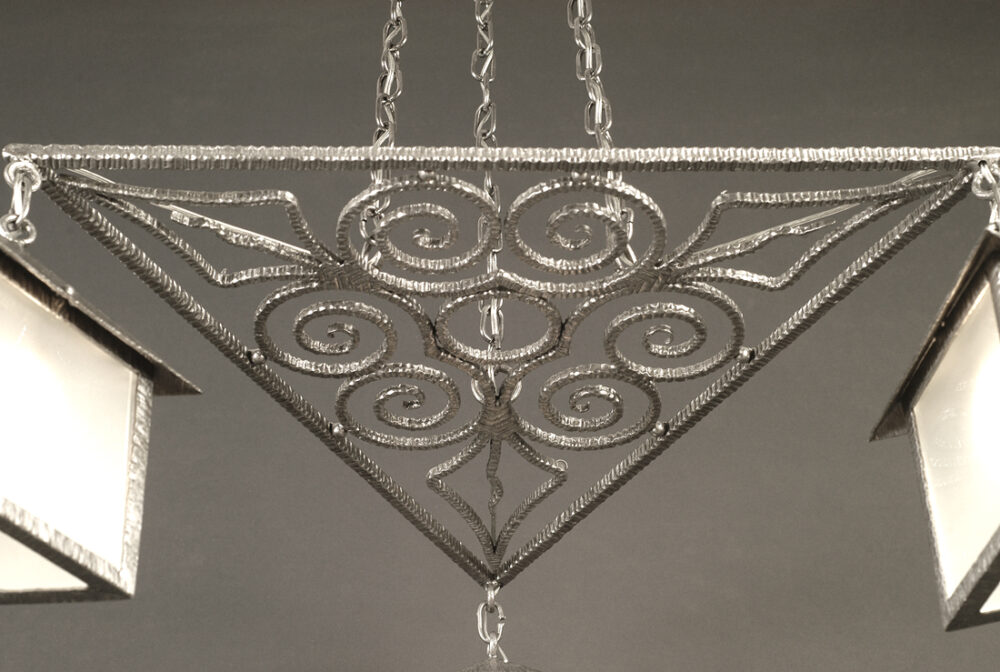 LUSTRE ART DÉCO EN FERRONNERIE D'ART ET VERRE BLANC DÉPOLI À L'ACIDE – Image 4