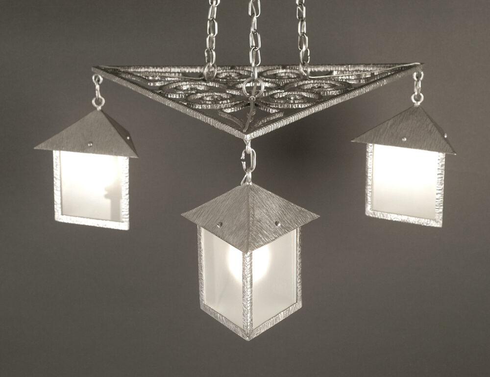 LUSTRE ART DÉCO EN FERRONNERIE D'ART ET VERRE BLANC DÉPOLI À L'ACIDE – Image 5