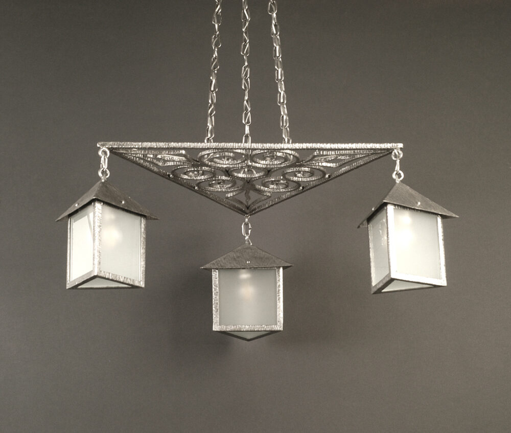LUSTRE ART DÉCO EN FERRONNERIE D'ART ET VERRE BLANC DÉPOLI À L'ACIDE – Image 9