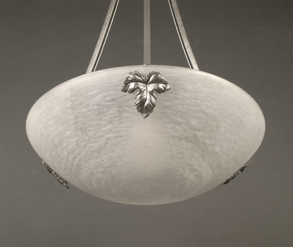 SCHNEIDER : SUSPENSION VASQUE ART DÉCO EN FERRONNERIE D'ART ET PÂTE DE VERRE – Image 4