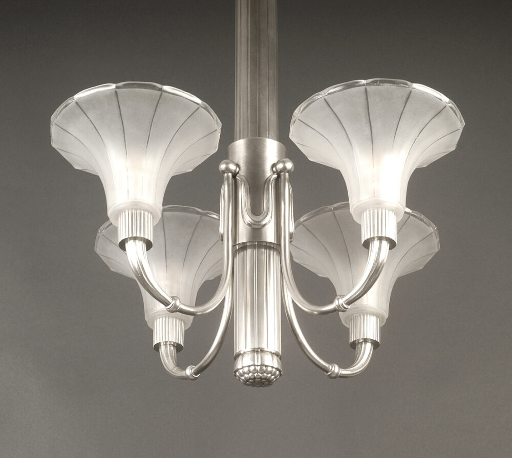 HUBERT PETITOT : LUSTRE ART DÉCO EN BRONZE ARGENTÉ ET VERRE MOULÉ-PRESSE DÉPOLI BLANC – Image 2