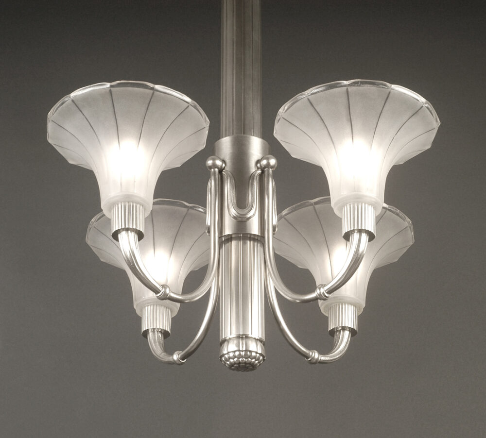 HUBERT PETITOT : LUSTRE ART DÉCO EN BRONZE ARGENTÉ ET VERRE MOULÉ-PRESSE DÉPOLI BLANC – Image 4