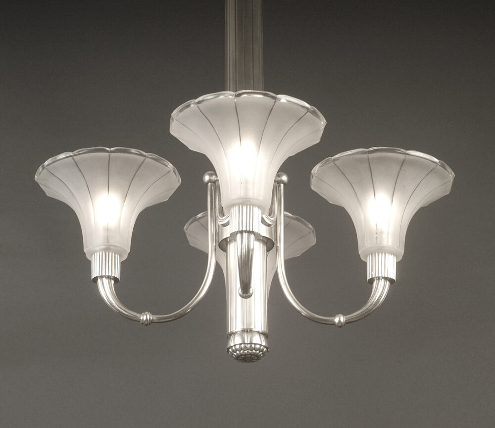 HUBERT PETITOT : LUSTRE ART DÉCO EN BRONZE ARGENTÉ ET VERRE MOULÉ-PRESSE DÉPOLI BLANC – Image 9