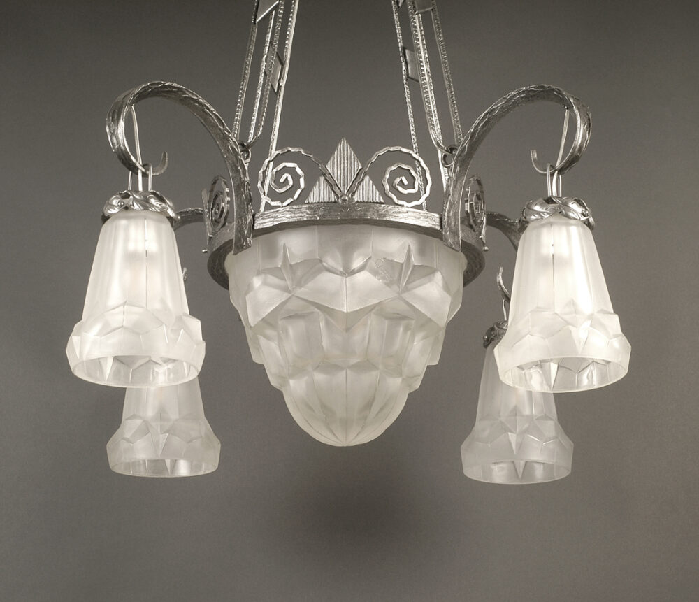 A. VLIEGHE ET FILS/DEGUÉ : LUSTRE ART-DÉCO FERRONNERIE D'ART ET VERRE MOULÉ-PRESSÉ – Image 2