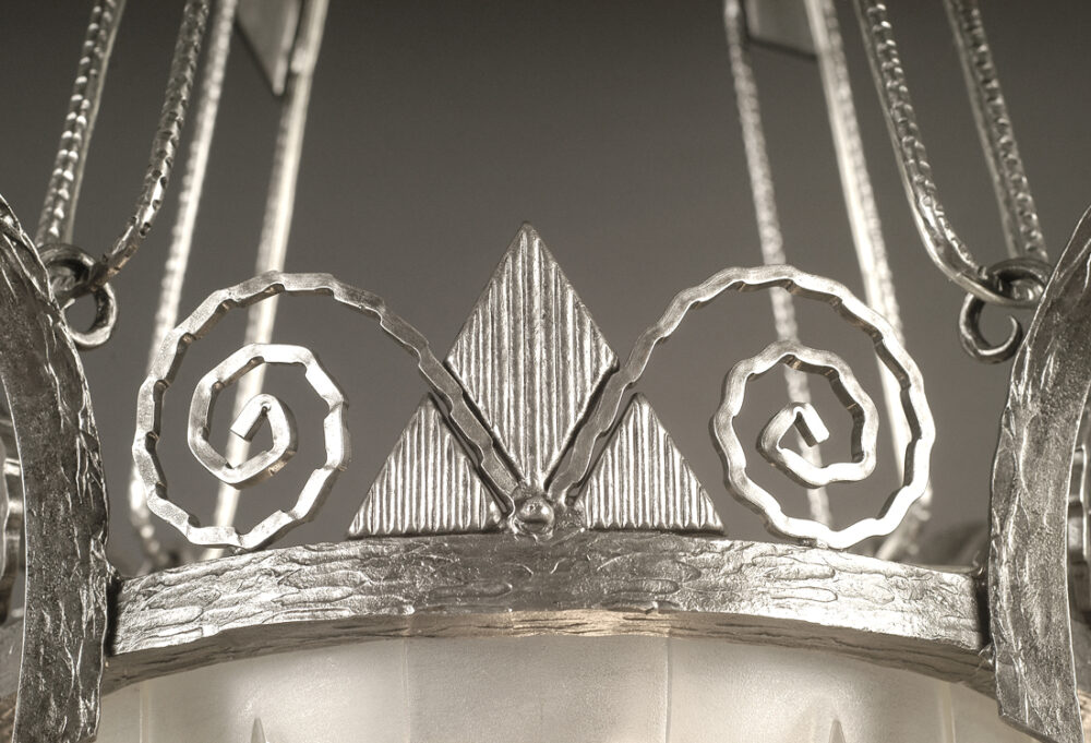 A. VLIEGHE ET FILS/DEGUÉ : LUSTRE ART-DÉCO FERRONNERIE D'ART ET VERRE MOULÉ-PRESSÉ – Image 12