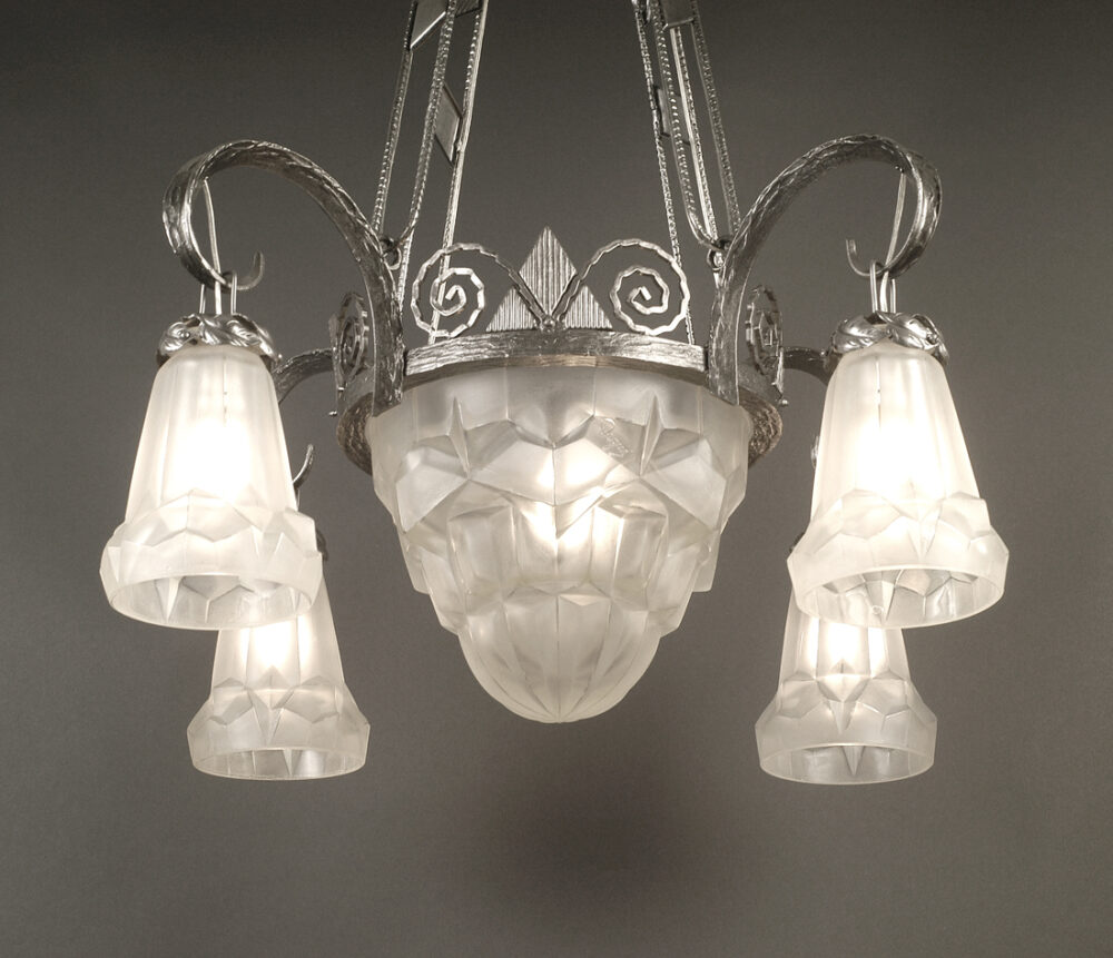 A. VLIEGHE ET FILS/DEGUÉ : LUSTRE ART-DÉCO FERRONNERIE D'ART ET VERRE MOULÉ-PRESSÉ – Image 4