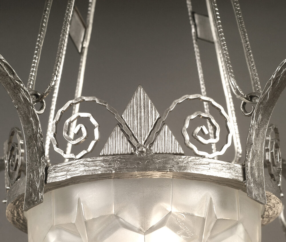 A. VLIEGHE ET FILS/DEGUÉ : LUSTRE ART-DÉCO FERRONNERIE D'ART ET VERRE MOULÉ-PRESSÉ – Image 9