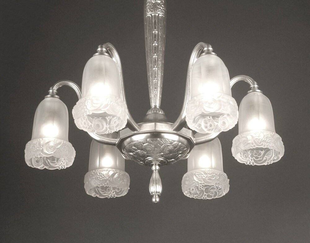 ALFRED GAGNON : LUSTRE ART DÉCO EN BRONZE ARGENTÉ ET VERRE MOULÉ-PRESSÉ – Image 2