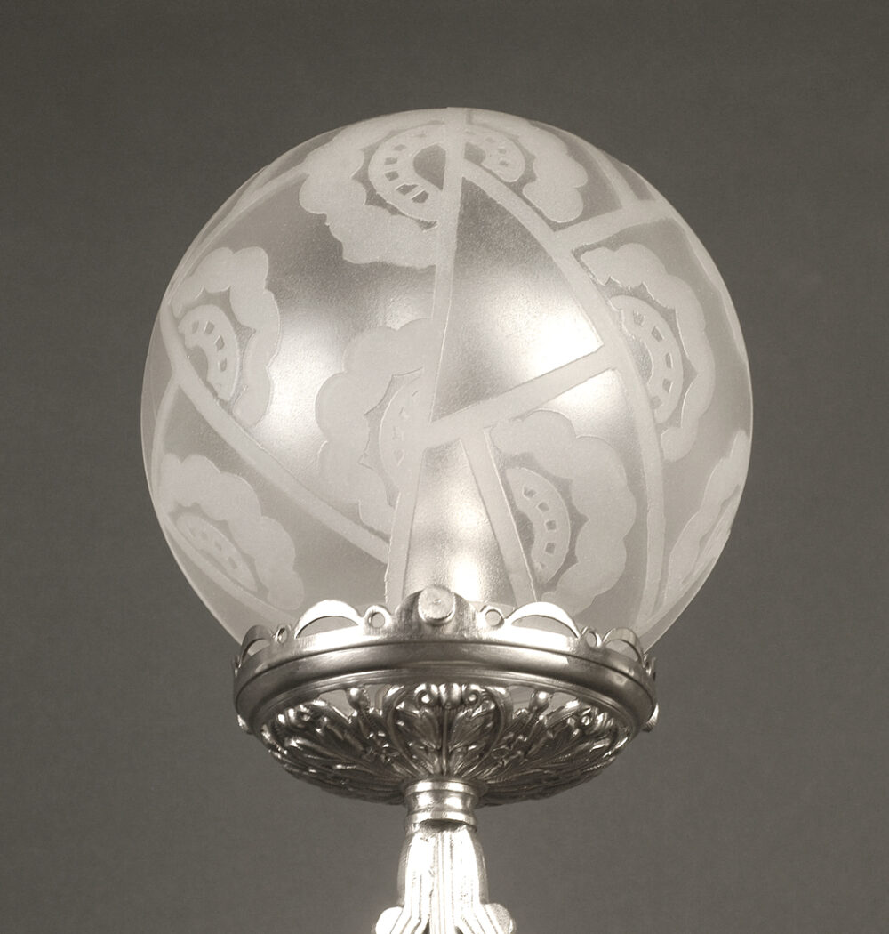 LAMPE DE TABLE ART DÉCO BRONZE ARGENTÉ ET GLOBE VERRE DÉPOLI ET DÉCORÉ – Image 4
