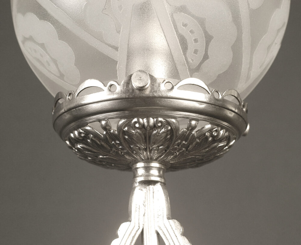 LAMPE DE TABLE ART DÉCO BRONZE ARGENTÉ ET GLOBE VERRE DÉPOLI ET DÉCORÉ – Image 6