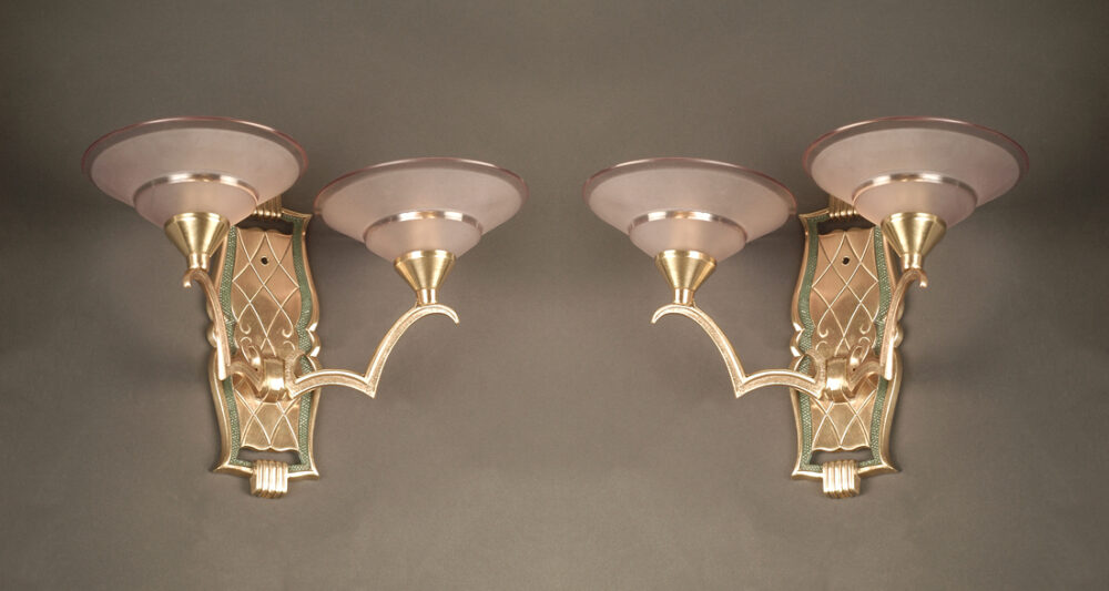 PAIRE D'APPLIQUES DOUBLES ART DÉCO DES ANNÉES 1930 EN BRONZE DORÉ ET VERRE MOULÉ-PRESSÉ – Image 2