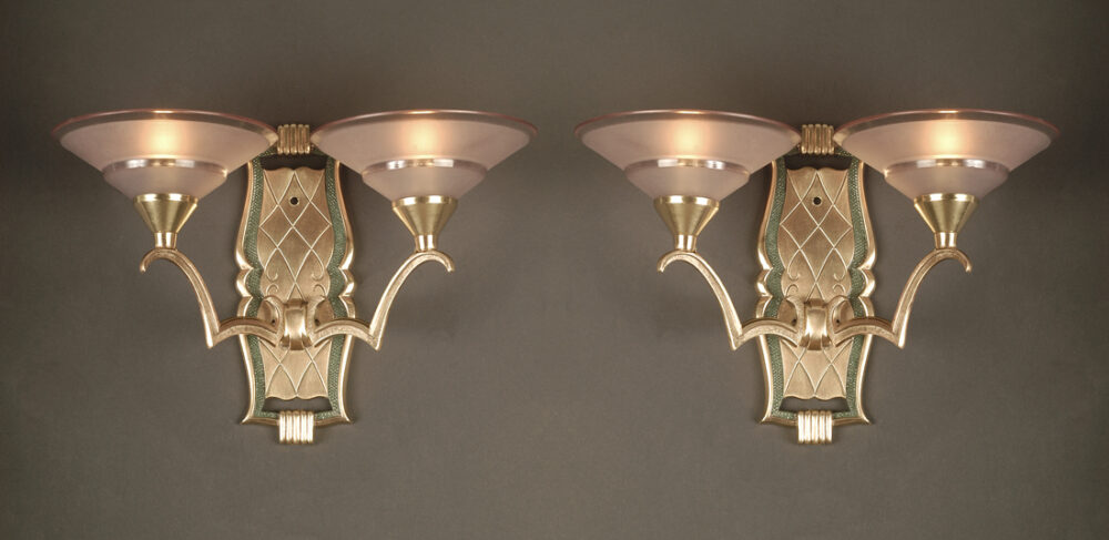 PAIRE D'APPLIQUES DOUBLES ART DÉCO DES ANNÉES 1930 EN BRONZE DORÉ ET VERRE MOULÉ-PRESSÉ