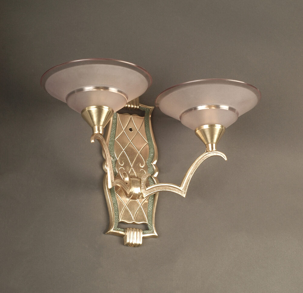 PAIRE D'APPLIQUES DOUBLES ART DÉCO DES ANNÉES 1930 EN BRONZE DORÉ ET VERRE MOULÉ-PRESSÉ – Image 6