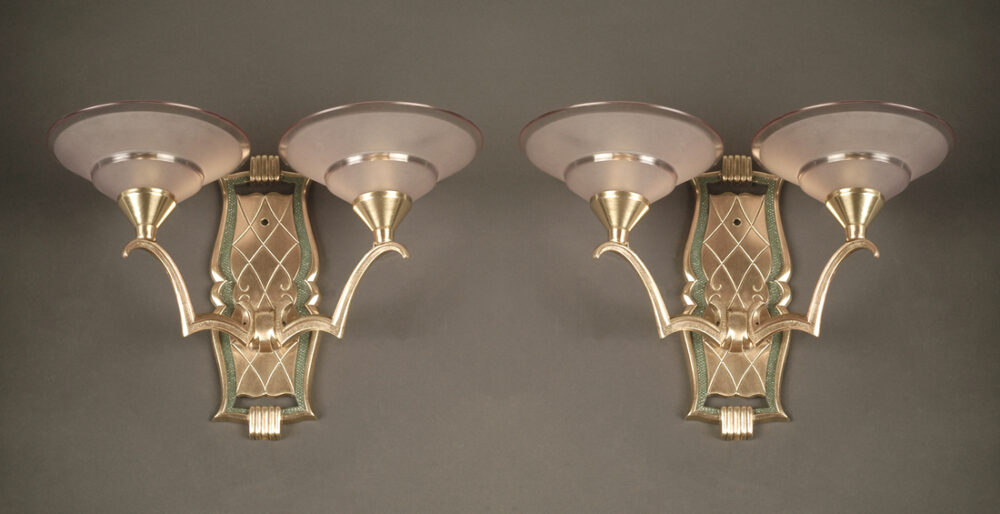 PAIRE D'APPLIQUES DOUBLES ART DÉCO DES ANNÉES 1930 EN BRONZE DORÉ ET VERRE MOULÉ-PRESSÉ – Image 7